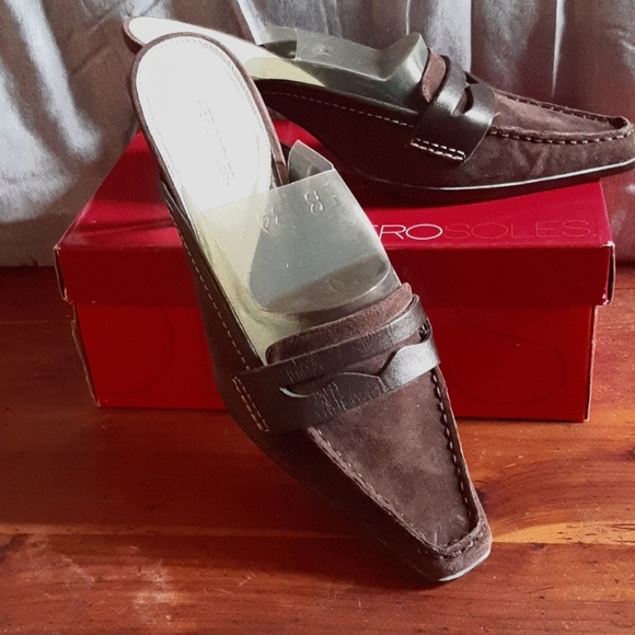 Beautiful Brn. Suede Heels - Picture 2 of 5